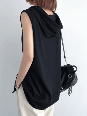 “Women’s sleeveless hooded yoga top in breathable quick-dry fabric, perfect for fitness, yoga, and running.