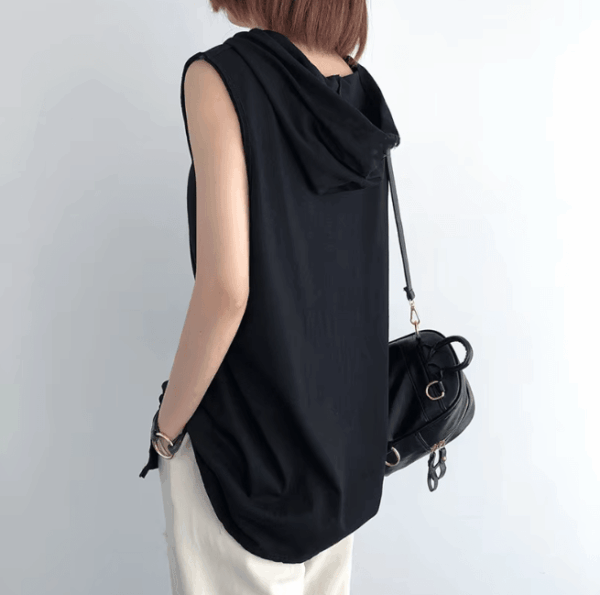 “Women’s sleeveless hooded yoga top in breathable quick-dry fabric, perfect for fitness, yoga, and running.
